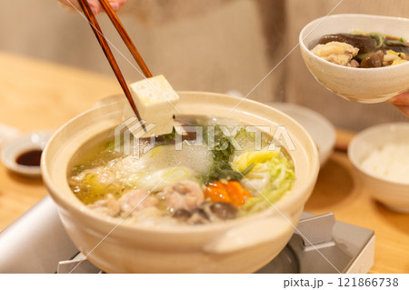 鶏の水炊き鍋を食べる手元 鶏の水炊き鍋を食べる手元 121866738