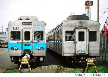 海外譲渡へ向けて埠頭に停車する東京メトロ5000系 海外譲渡へ向けて埠頭に停車する東京メトロ5000系 121866784