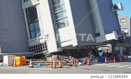 能登半島地震の被害記録(石川県輪島市内の倒壊したビル) 能登半島地震の被害記録(石川県輪島市内の倒壊したビル) 121866898
