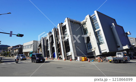 能登半島地震の被害記録（石川県輪島市内の倒壊したビル） 121866899