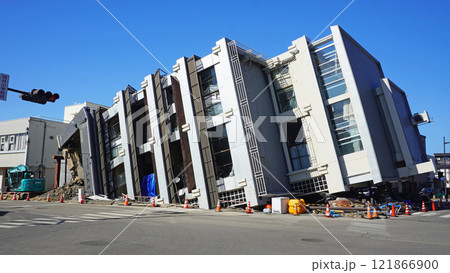 能登半島地震の被害記録(石川県輪島市内の倒壊したビル) 能登半島地震の被害記録(石川県輪島市内の倒壊したビル) 121866900