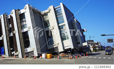 能登半島地震の被害記録（石川県輪島市内の倒壊したビル） 121866902