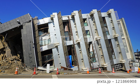 能登半島地震の被害記録（石川県輪島市内の倒壊したビル） 121866908