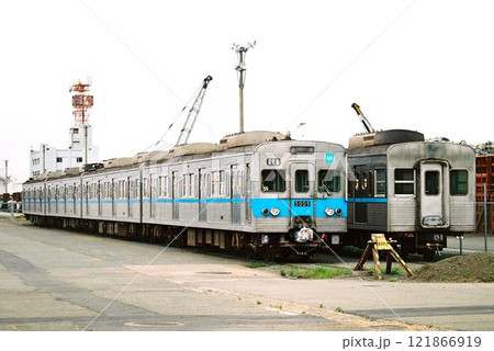 海外譲渡へ向けて埠頭に停車する東京メトロ5000系 121866919