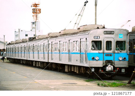 海外譲渡へ向けて埠頭に停車する東京メトロ5000系 海外譲渡へ向けて埠頭に停車する東京メトロ5000系 121867177