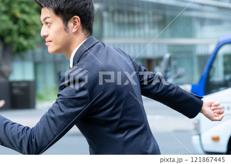 ビジネスマン ミドル 男性 走る ビジネスマン ミドル 男性 走る 121867445