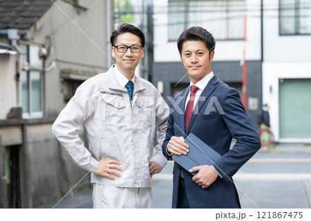 ビジネスマン スーツ 作業着 2人 ビジネスマン スーツ 作業着 2人 121867475