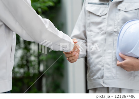 現場で働く作業員 握手 現場で働く作業員 握手 121867486