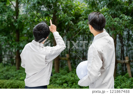 現場で働く作業服の男性 121867488