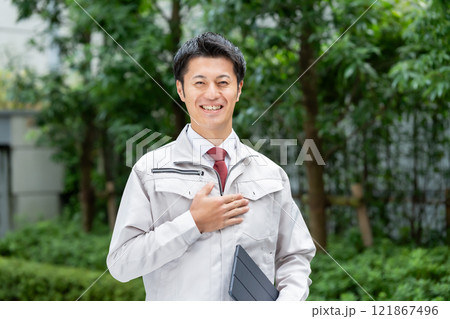 作業服に男性　お任せ 121867496