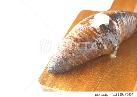 カッティングボードに乗ったちょっと焦げてる黒ワッサンを白背景で撮影 カッティングボードに乗ったちょっと焦げてる黒ワッサンを白背景で撮影 121867504