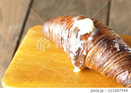カッティングボードに乗ったちょっと焦げてる黒ワッサン カッティングボードに乗ったちょっと焦げてる黒ワッサン 121867549