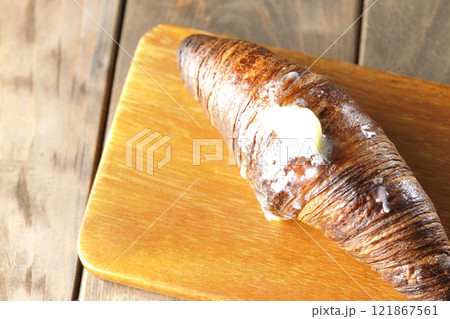 カッティングボードに乗ったちょっと焦げてる黒ワッサン 121867561