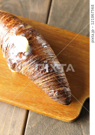 カッティングボードに乗ったちょっと焦げてる黒ワッサン 121867568