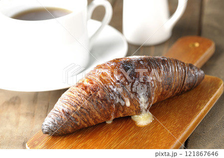 カッティングボードに乗ったちょっと焦げてる黒ワッサンとコーヒー カッティングボードに乗ったちょっと焦げてる黒ワッサンとコーヒー 121867646