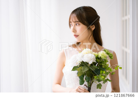 ウエディングドレスを着た黒髪ロングヘアの若い女性 121867666