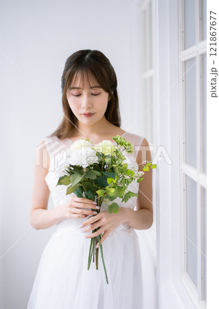 ウエディングドレスを着た黒髪ロングヘアの若い女性 ウエディングドレスを着た黒髪ロングヘアの若い女性 121867677
