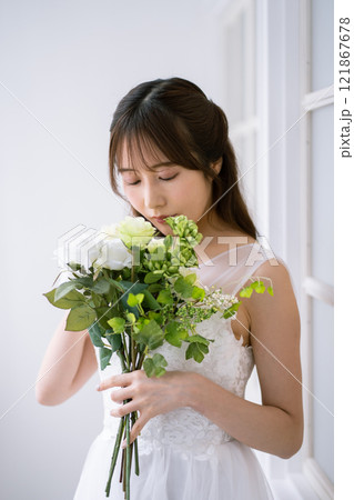 ウエディングドレスを着た黒髪ロングヘアの若い女性 121867678