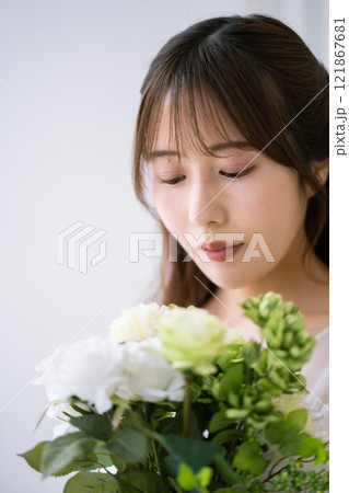 ウエディングドレスを着た黒髪ロングヘアの若い女性 121867681