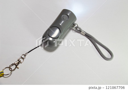 懐中電灯の機能を備えた防犯ブザー（ライトを点灯させた状態） 121867706