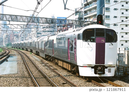 新宿へ向けて恵比寿付近をゆく215系の湘南新宿ライン 121867911