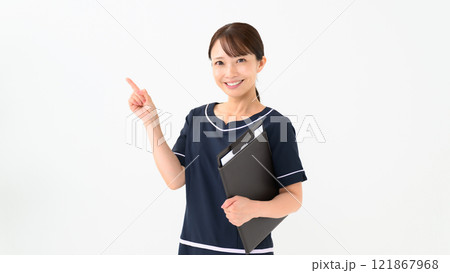 エステティシャン　制服　指差し 121867968