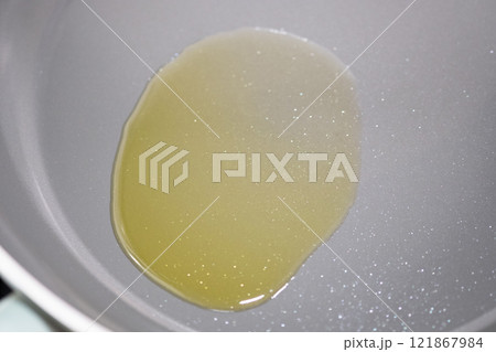 フライパンに油をひいたところ　(写真素材) 121867984