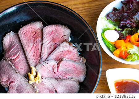 ローストビーフ丼と付け合わせサラダ ローストビーフ丼と付け合わせサラダ 121868118