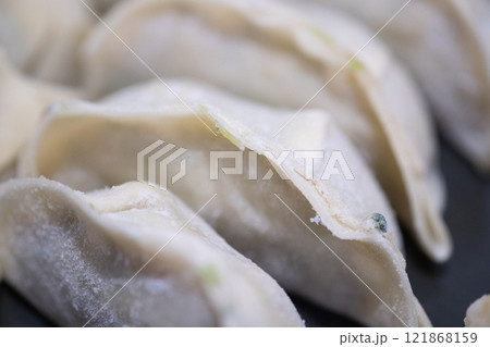 冷凍餃子をフライパンに並べたところ (写真素材) 冷凍餃子をフライパンに並べたところ (写真素材) 121868159