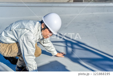 戸建て家屋の屋根修理工事の男性現場監督者　陸屋根 121868195