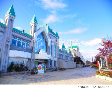 青空と紅葉と高畠駅の風景 121868227