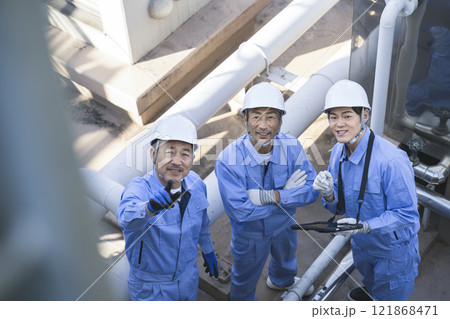 ビルの設備点検をする作業員 121868471