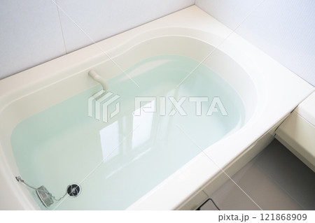 明るいバスルーム 121868909