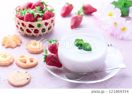 濃厚ストロベリーホワイトショコララテ （ ホット ） 121869354