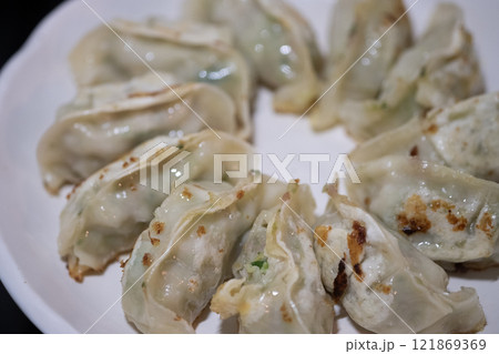 焼き餃子をお皿に並べたところ (写真素材) 焼き餃子をお皿に並べたところ (写真素材) 121869369