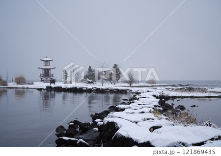 初冬の洞爺湖 浮見堂公園の湖畔から浮見堂を望む 初冬の洞爺湖 浮見堂公園の湖畔から浮見堂を望む 121869435