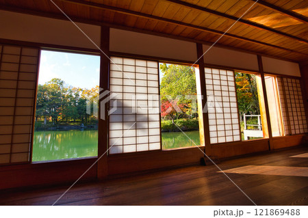 　養浩館庭園の雪吊りと紅葉風景 121869488