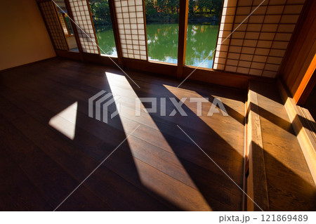 　養浩館庭園の雪吊りと紅葉風景 121869489