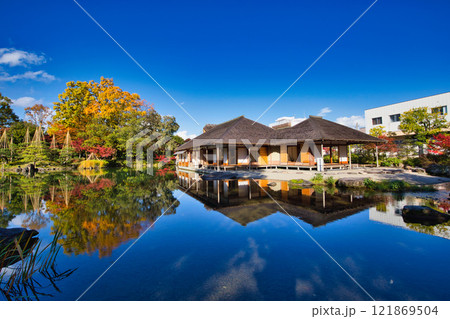 　養浩館庭園の雪吊りと紅葉風景 121869504