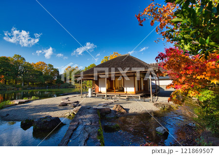 　養浩館庭園の雪吊りと紅葉風景 121869507
