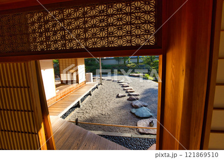 　養浩館庭園の雪吊りと紅葉風景 121869510