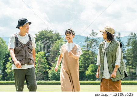 キャンプ場でキャンプ・グランピングを楽しむ家族・ファミリー キャンプ場でキャンプ・グランピングを楽しむ家族・ファミリー 121869522