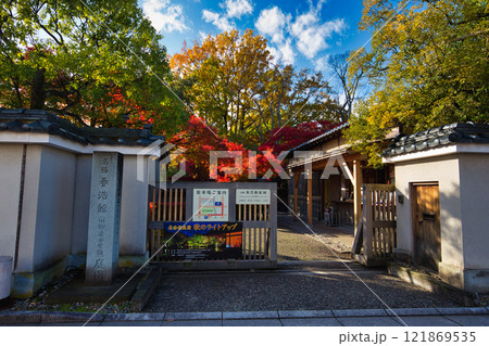 　養浩館庭園の雪吊りと紅葉風景 121869535