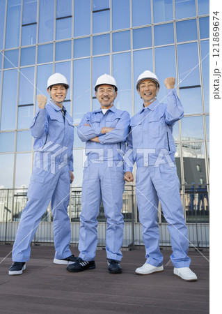 カメラ目線で笑顔の3人の作業員 ビルメンテナンススタッフ イメージ カメラ目線で笑顔の3人の作業員 ビルメンテナンススタッフ イメージ 121869674