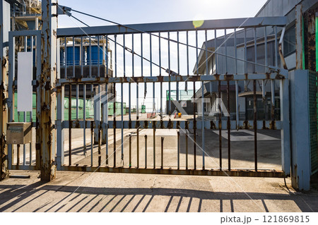 潮風で朽ちた倉庫の門扉 潮風で朽ちた倉庫の門扉 121869815