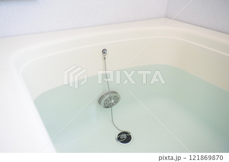 明るいバスルーム 121869870