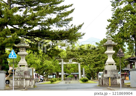 雨の萩市　松下村塾がある松蔭神社前から境内を見た風景　山口県萩市 121869904