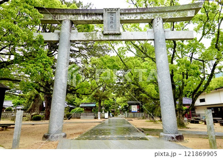 雨の萩市　松下村塾がある松蔭神社の鳥居がある風景　山口県萩市 121869905