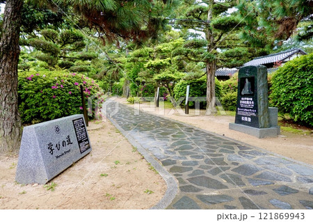 雨の萩市 松下村塾がある松蔭神社の境内の風景 山口県萩市 雨の萩市 松下村塾がある松蔭神社の境内の風景 山口県萩市 121869943