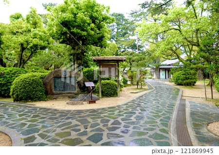 雨の萩市 松下村塾がある松蔭神社の境内の風景 山口県萩市 雨の萩市 松下村塾がある松蔭神社の境内の風景 山口県萩市 121869945